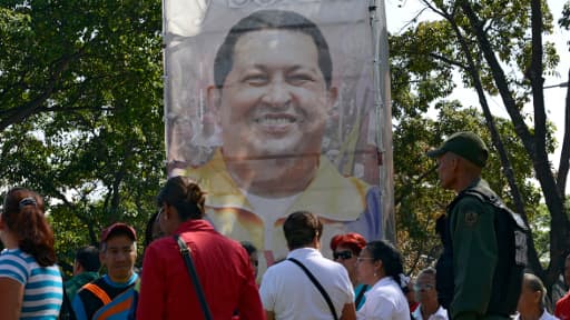 Des partisans d’Hugo Chavez devant l’hôpital militaire de Caracas où est soigné le président vénézuélien.