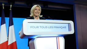 Marine Le Pen,  s'exprime devant ses partisans à l'issue du 2e tour de la présidentielle, remportée par le président sortant Emmanuel Macron, le 24 avril 2022 au Pavillon D'Armenonville, à Paris  