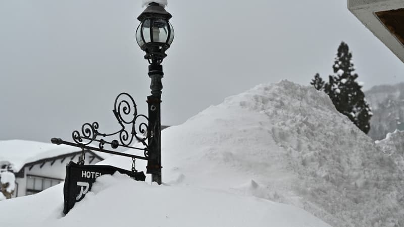Le nord du Japon subit depuis deux semaines des chutes de neige record 