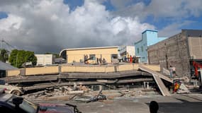 Des secouristes sur le site d'un bâtiment effondré après qu'un puissant tremblement de terre a frappé Port Vila, la capitale du Vanuatu, le 17 décembre 2024.
