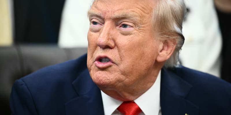 Le président américain Donald Trump s'exprime après avoir signé une proclamation commémorant le quatrième anniversaire de l'attaque à Abbey Gate, dans le bureau ovale de la Maison Blanche à Washington, DC, le 25 août 2025.