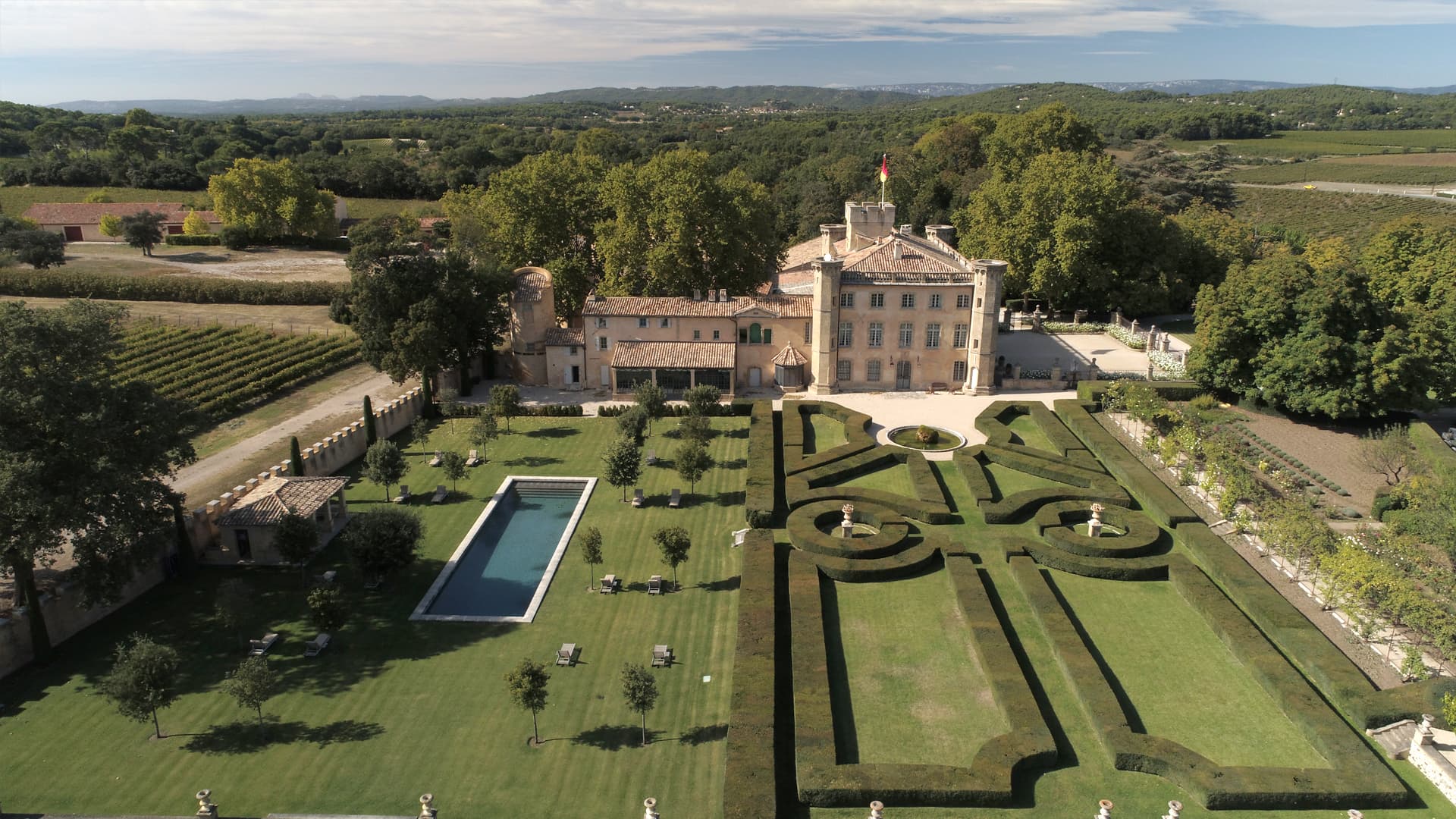 Ce château du 17ème situé à Aix-en-Provence accueille les voyageurs désireux de vivre un séjour dans un environnement unique. Ce château du 17ème situé à Aix-en-Provence accueille les voyageurs désireux de vivre un séjour dans un environnement unique.