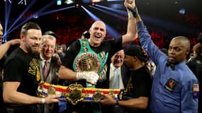 Tyson Fury avec les ceintures WBC et The Ring des lourds