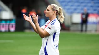 Eugénie Le Sommer saluant les supporters à l'issue de la demi-finale de playoffs face à Dijon, le 11 mai 2025