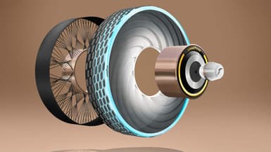 Une capsule est installée au centre du pneu, elle injecte un mélange à l’extérieur du pneumatique. Celui-ci aura alors des particularités demandées selon la saison.
