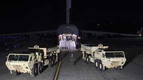 Une photo diffusée par l'armée américaine en Corée du Sud montrant le déploiement des premiers éléments du dispositif antimissiles THAAD.