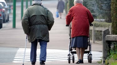 Un couple de personnes âgées.