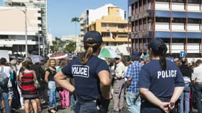 La police à Nouméa, durant une marche contre la violence en août 2015. 