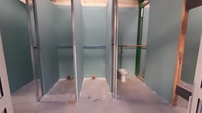 Les sanitaires de l'école Boisson n'ont pas été installés, même chose pour les portes. Pas d'arrivée d'eau ce lundi. Les travaux de rénovation n'étaient pas terminés lors de la rentrée scolaire ce lundi. 