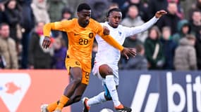 Ezechiel Banzuzi (à gauche) lors d'un match des U19 néerlandais contre la France - le 23/03/2024