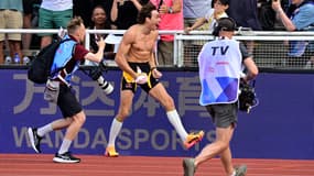 Armand Duplantis célèbre son nouveau record du monde du saut à la perche à Stockholm, 15 juin 2025