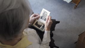 Une patiente atteinte d'Alzheimer en 2011, à Angervilliers.