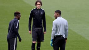 Mike Maignan (de dos) et Adrien Rabiot (en face)