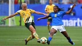 La Brésilienne Formiga (d) à la lutte avec l'Australienne Tameka Yallop au Mondial-2018, à La Mosson, le 13 juin 2019