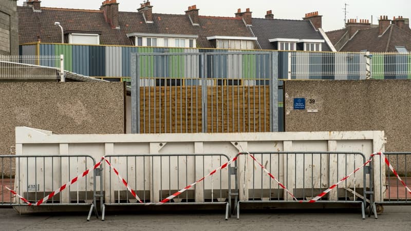 La benne à ordure devant les locaux du Secours catholique.