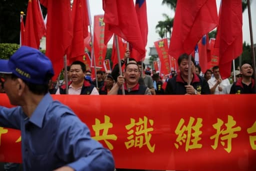 Des militants taïwanais du Parti de promotion de l'unification avec la Chine manifestent lors de la cérémonie d'intronisation de la nouvelle présidente taïwanaise Tsai Ing-wen à Taipei le 20 mai 2016