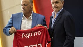 Hani Abu Rida (à gauche), president de la fédération égyptienne de football et Javier Aguirre (droite), nouveau sélectionneur des Pharaons. 