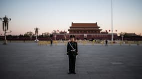 Photo du'n militaire sur la place Tiananmen, près de la Cité Interdite, à Pékin