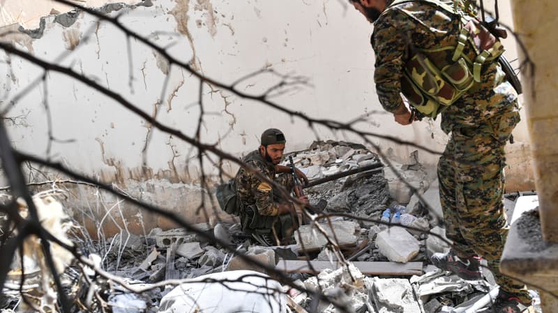 Des membres des Forces démocratiques syriennes près de l'hôpital central de Raqqa, le 2 octobre 2017. 