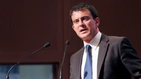 Depuis l'extradition d'Aurore Martin, Manuel Valls est sous le feu des critiques.