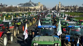 Environ 500 tracteurs défilent sur l'esplanade des Invalides à Paris, le 8 février 2023