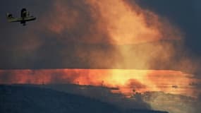 Un Canadair de l'armée de l'air croate survole le village de Gronje Sitno, près de Split, pendant un incendie de forêt le 17 juillet 2017