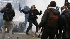 Des manifestants face aux forces de l'ordre, le dimanche 29 novembre 2015, sur la place de la République à Paris