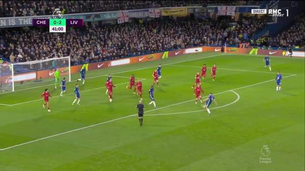La volée de Kovacic lors de Chelsea-Liverpool La volée de Kovacic lors de Chelsea-Liverpool