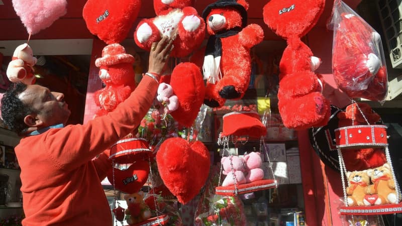 En Inde, où est prise cette photographie, le 13 février 2017, des mouvements de droite estiment que la Saint Valentin va à l'encontre de la culture traditionnelle indienne.