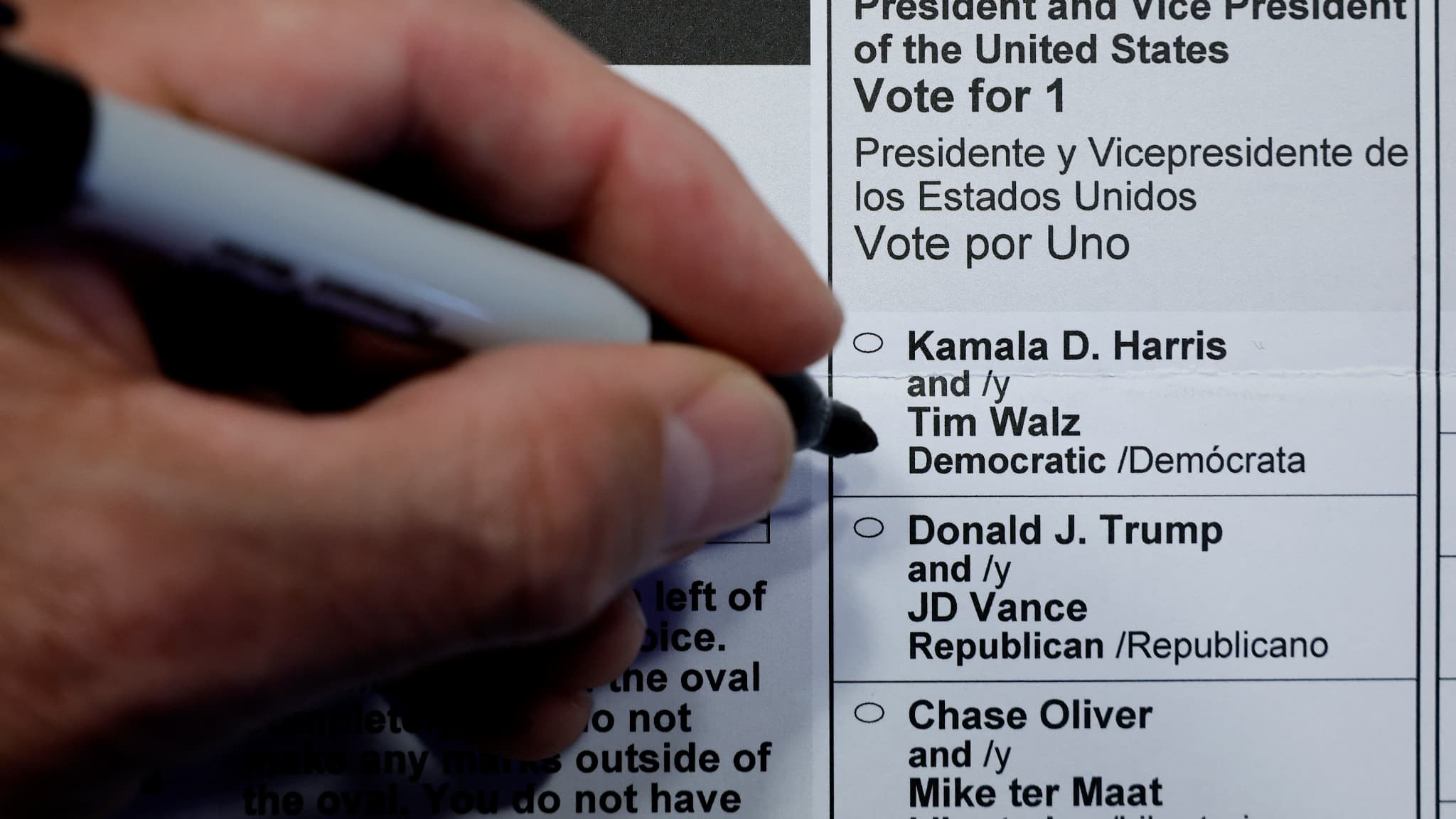 Les noms des candidats à l'élection présidentielle de 2024 sur un bulletin de vote par correspondance le 23 octobre 2024 à Silver Spring, dans le Maryland. 
