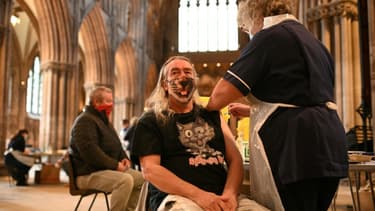 Un homme reçoit une injection du vaccin AstraZeneca/Oxford contre le Covid-19 dans la cathédrale de Lichfield au Royaume-Uni le 18 mars 2021