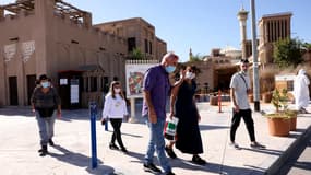 Des touristes visitent le quartier historique al-Fahidi de Dubaï, le 11 janvier 2021.

