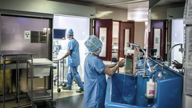 Deux membres du personnel soignant à l'hôpital Edouard Herriot de Lyon, le 10 avril 2014. (Photo d'illustration)