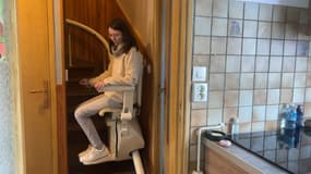 Amandine dans son monte-escalier, en février 2023