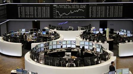 A la Bourse de Francfort, mardi. Les principales Bourses européennes ont terminé en net rebond mardi après leur chute des deux séances précédentes, à l'issue d'une journée extrêmement volatile et dans un climat de grande nervosité quant à l'issue de la cr