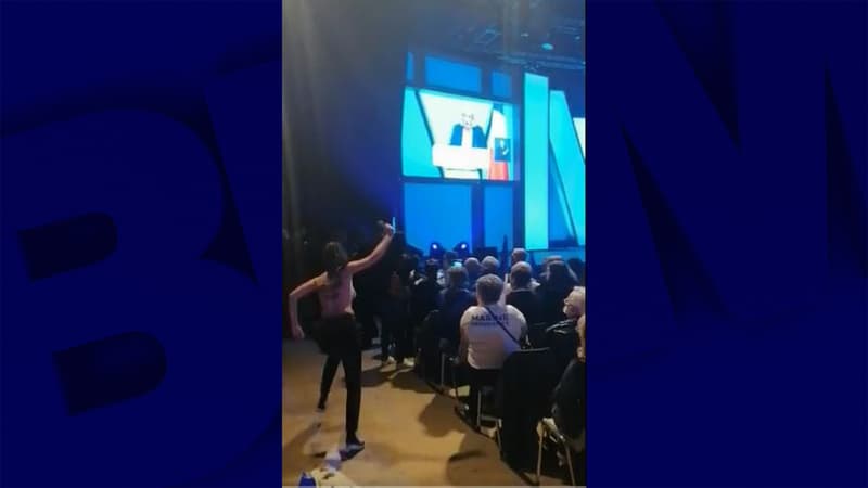 L'une des activistes en plein meeting de Marine Le Pen à Reims ce samedi.