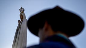 Un scout regarde l'image de Notre-Dame de Fatima transportée sur un camion après son arrivée par bateau avant les Journées mondiales de la jeunesse (JMJ), à Lisbonne, le 31 juillet 2023.