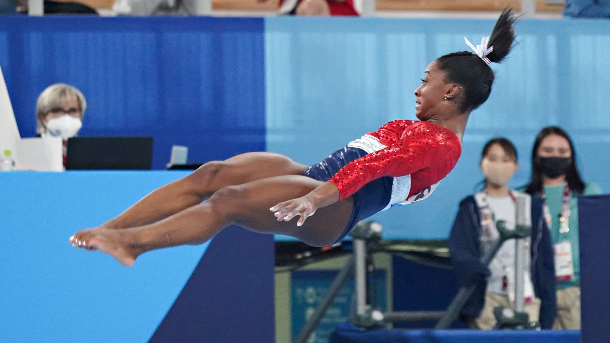 Simone Biles en plein saut à Tokyo