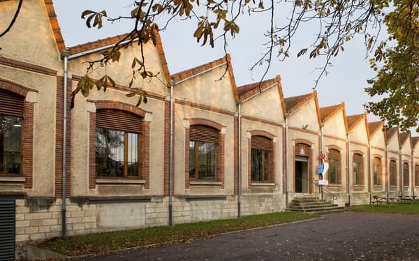 Une centaine de salariés sont employés dans l’usine historique de Romilly-sur-Seine (Aube) reconnaissable à ses toits en shed et ses murs de brique rouge.