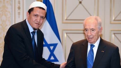 L'imam Hassen Chalghoumi, président de la conférence des imams de France et le président israélien Shimon Peres, à Paris dimanche.