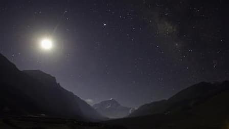 Vue nocturne du Mont Everest. Une étude publiée dans la revue scientifique Nature conclut que le nombre d'étoile dans l'univers est trois fois plus important qu'on ne le croyait jusqu'à présent. /Photo d'archives/REUTERS/David Gray