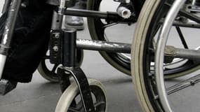 L'objectif d'accessibilité aux handicapés de tous les établissements publics en France à l'horizon 2015 ne sera pas respecté, selon un rapport remis au précédent gouvernement et rendu public mercredi. /Photo d'archives/REUTERS
