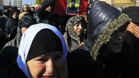Des Kurdes syriens pleurent lors des funérailles de civils et de combattants des unités YPG tués lors de l'offensive turque contre l'enclave d'Afrine, le 29 janvier 2018