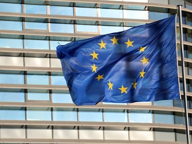 Le drapeau de l'Union européenne flotte devant le Parlement européen le 23 avril 2024 