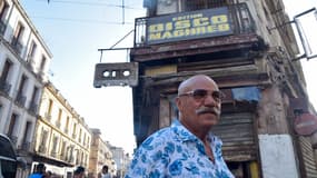 Le fondateur du label Disco Maghreb, Boualem Benhaoua devant sa boutique dans la ville d'Oran, le 24 juillet 2022. 