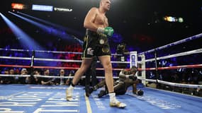 Tyson Fury met Deontay Wilder à terre en février 2020