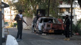 Les forces de sécurité fidèles au gouvernement syrien, à un poste de contrôle auparavant tenu par les partisans du président déchu Bachar al-Assad, dans la ville de Hmeimim, le 11 mars 2025.