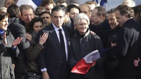 François Fillon, son épouse Penelope, et ses soutiens, lors de son discours au Trocadéro à Paris, ce dimanche