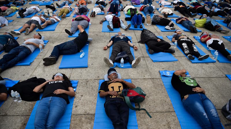 Des personnes font une sieste lors de la Journée mondiale du sommeil au Monumento a la Revolución à Mexico, Mexique, le 15 mars 2024.