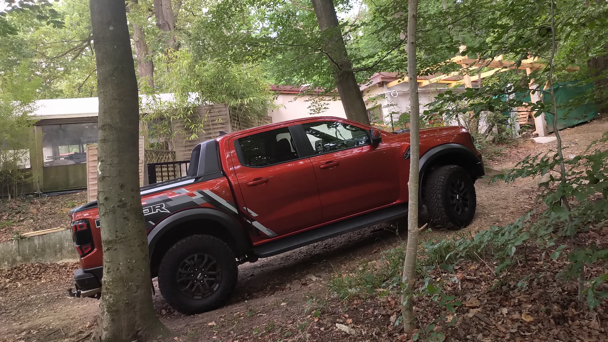 Les dimensions du Raptor sont impressionnantes: 5,36 mètres de long, un peu plus de 2 mètres de large et une hauteur d’1,92 mètre.
